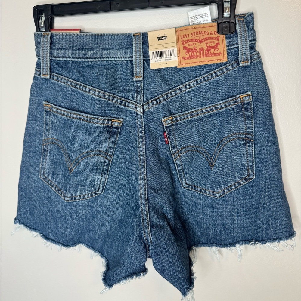 NWT Levi's Classic Blue High-Waisted Denim Mom Shorts - Picture 2 of 2